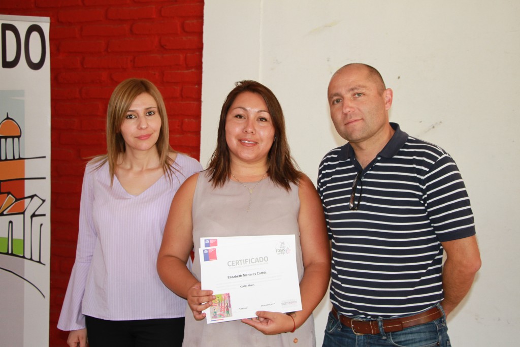 Beneficiaria Elizabeth Menares (centro) junto a Profesional programa y Concejal Fabián Rojas