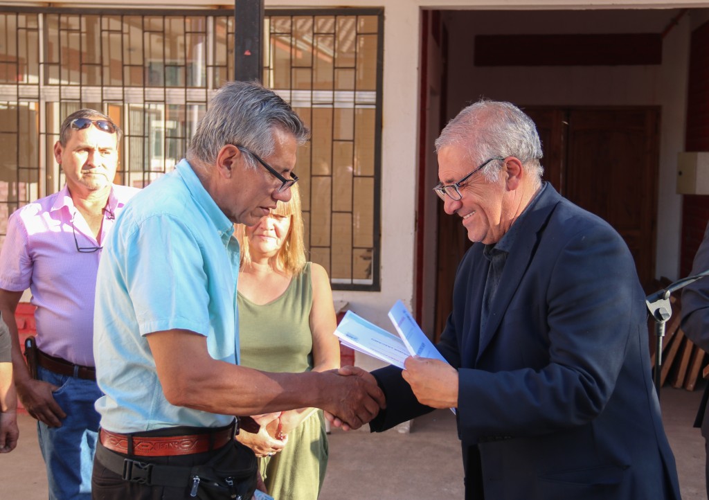 Alcalde Guillermo Reyes Entrega Reconocimiento a Familias