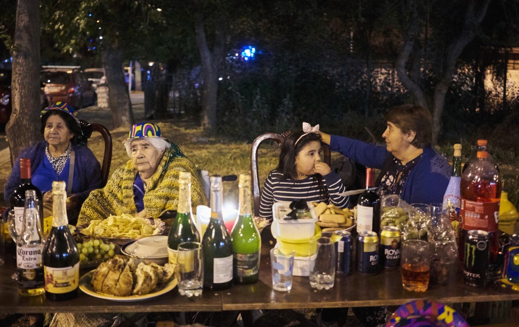 Con mesa y petacas vecinos de Putaendo celebraron el año nuevo en el Puente Cimbra