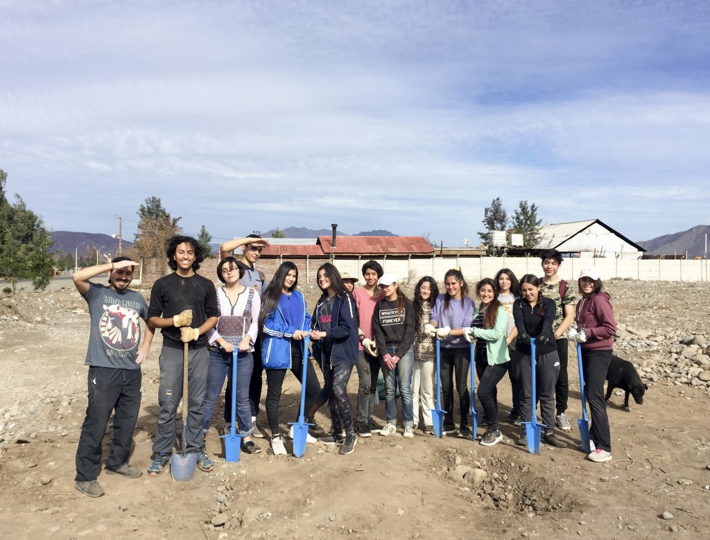 Jóvenes y municipalidad limpieza terreno para plantar 1500 árboles nativos