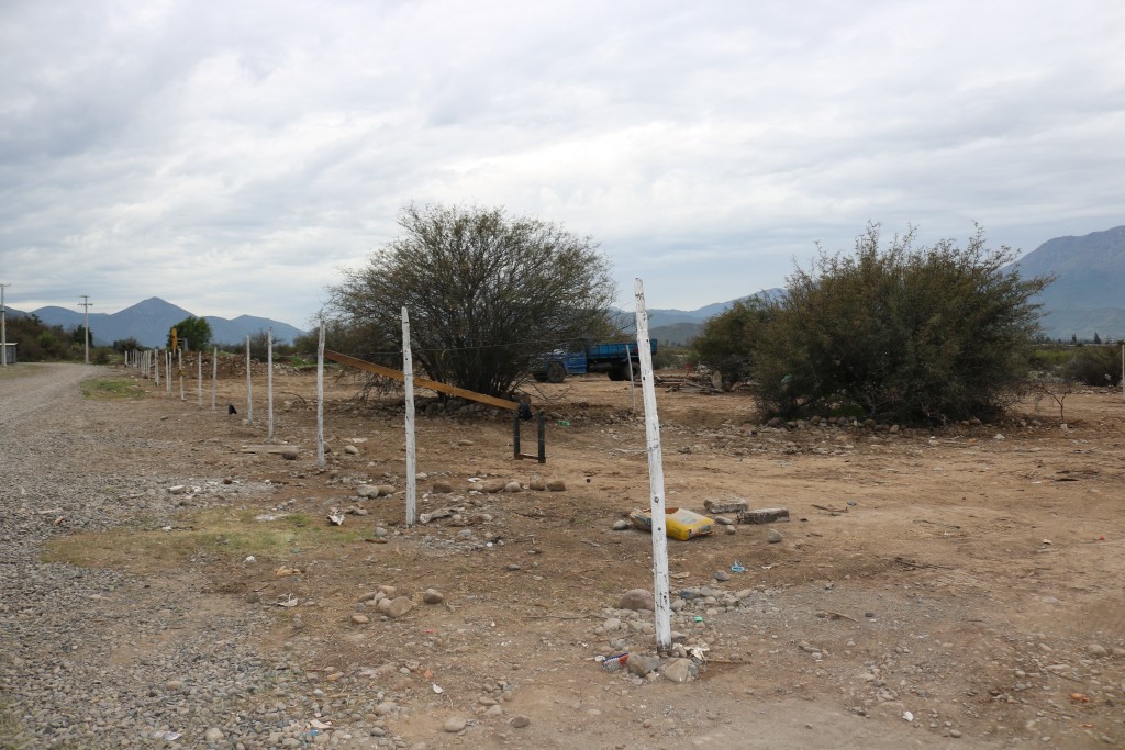 camiones y maquinaria en toma de terreno ilegal