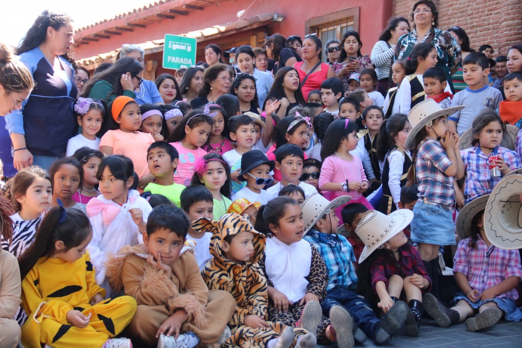 Cientos de Niños Plaza Prat