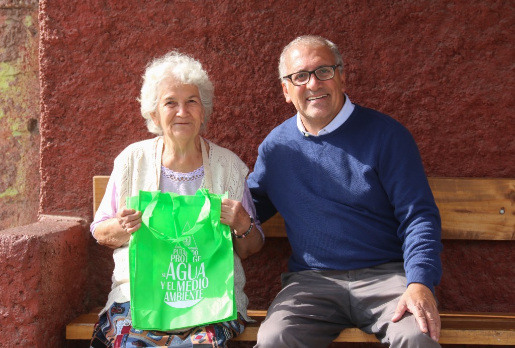Alcalde entrega bolsa a vecina