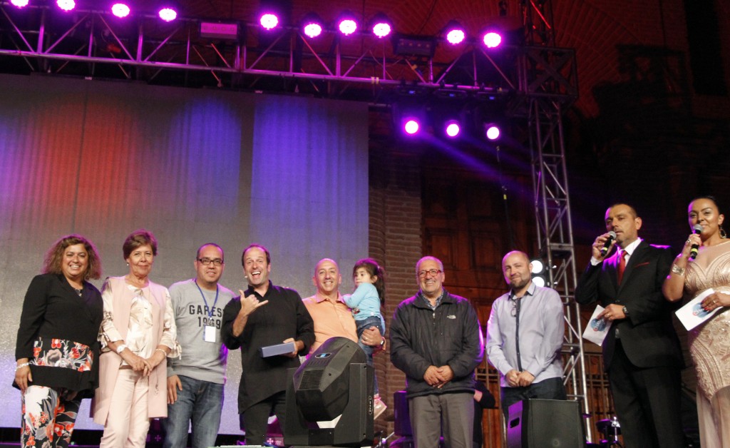 Alcalde, concejo municipal y animadores junto al gran Stefan Kramer