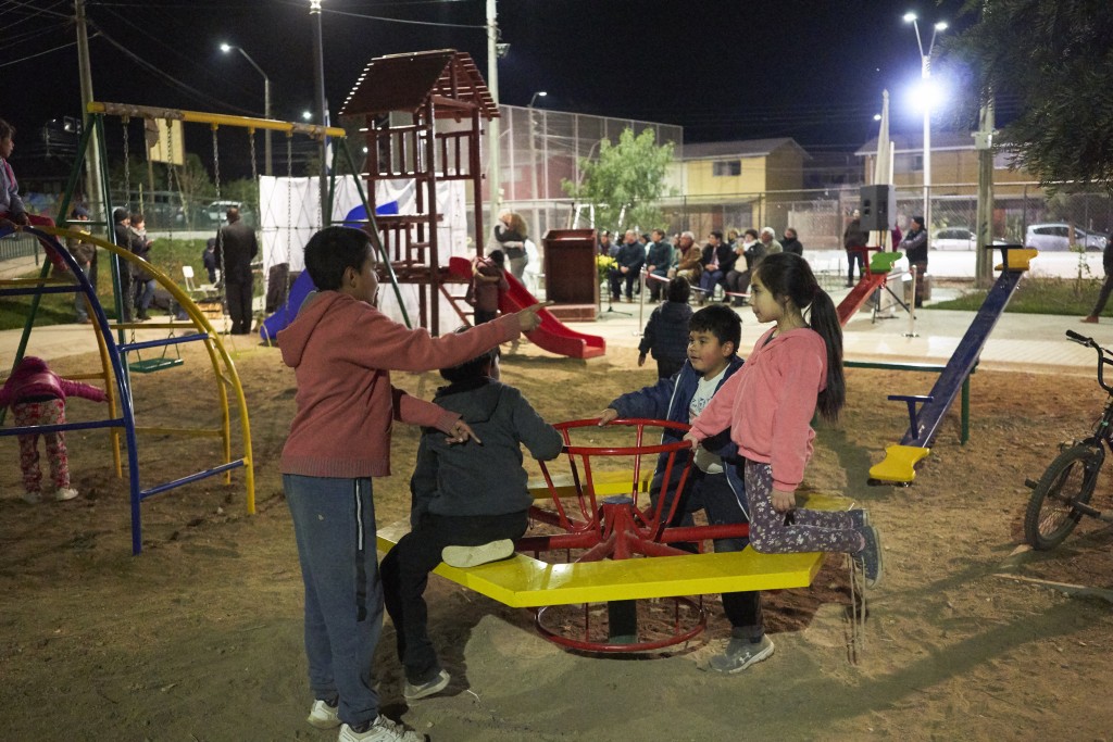 Niños Disfrutando de los nuevos juegos del área Verde