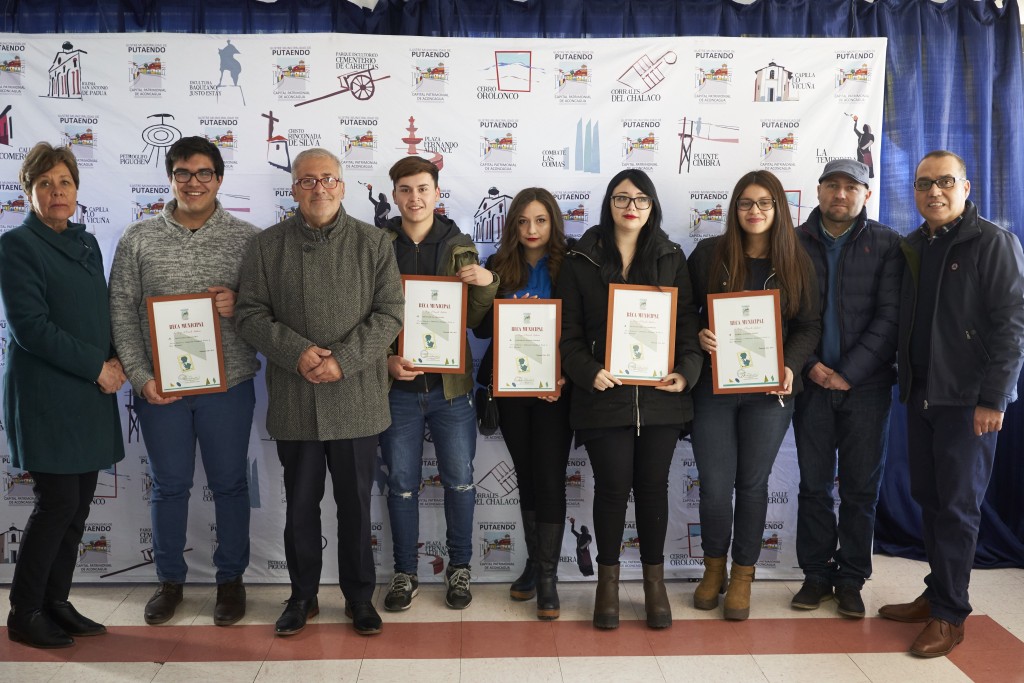 Estudiantes reciben beca municipal 2019